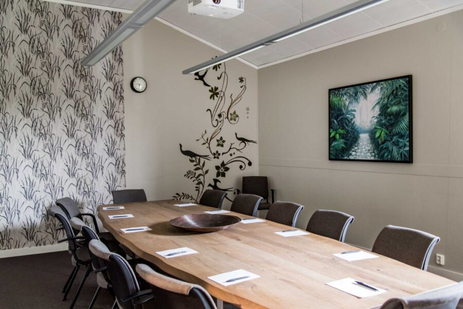 Ekan with boardroom seating for 10 people