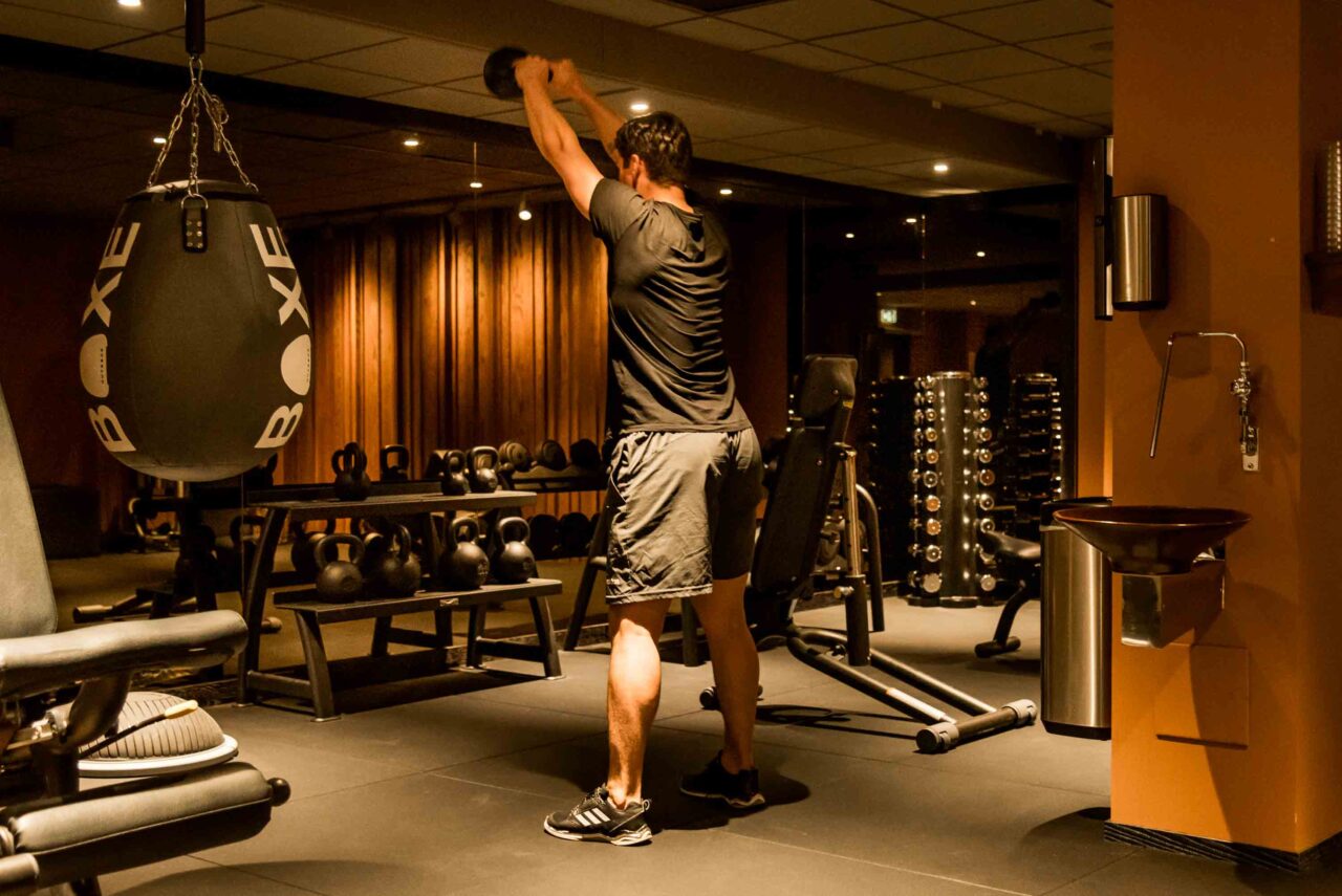 övning med kettlebells i gym