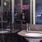 Handfat och dusch på hotellrum Arken Hotel