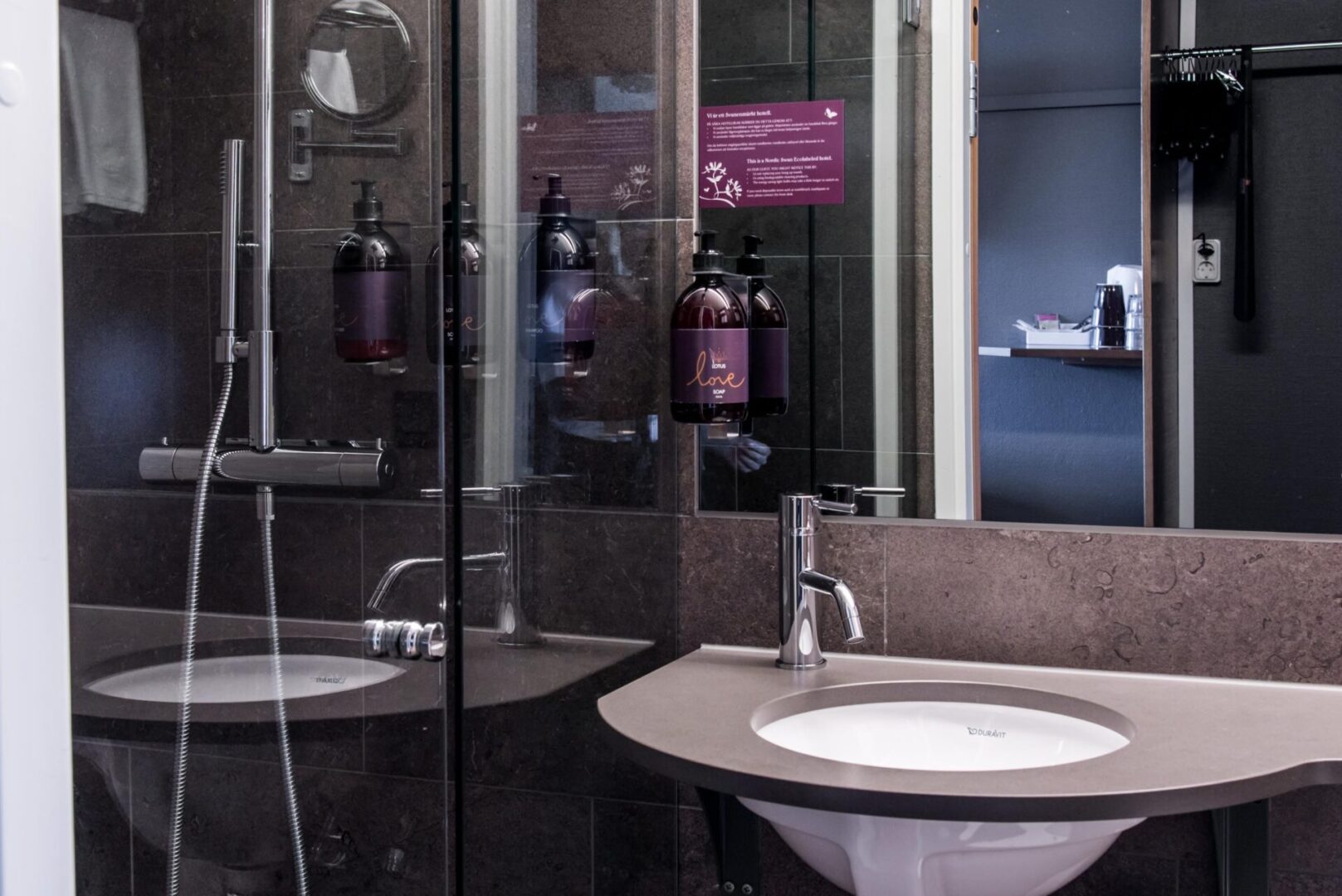 Handfat och dusch på hotellrum Arken Hotel