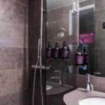 Handfat och dusch på hotellrum Arken Hotel