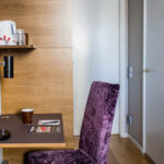 litet skrivbord i grandlit rum