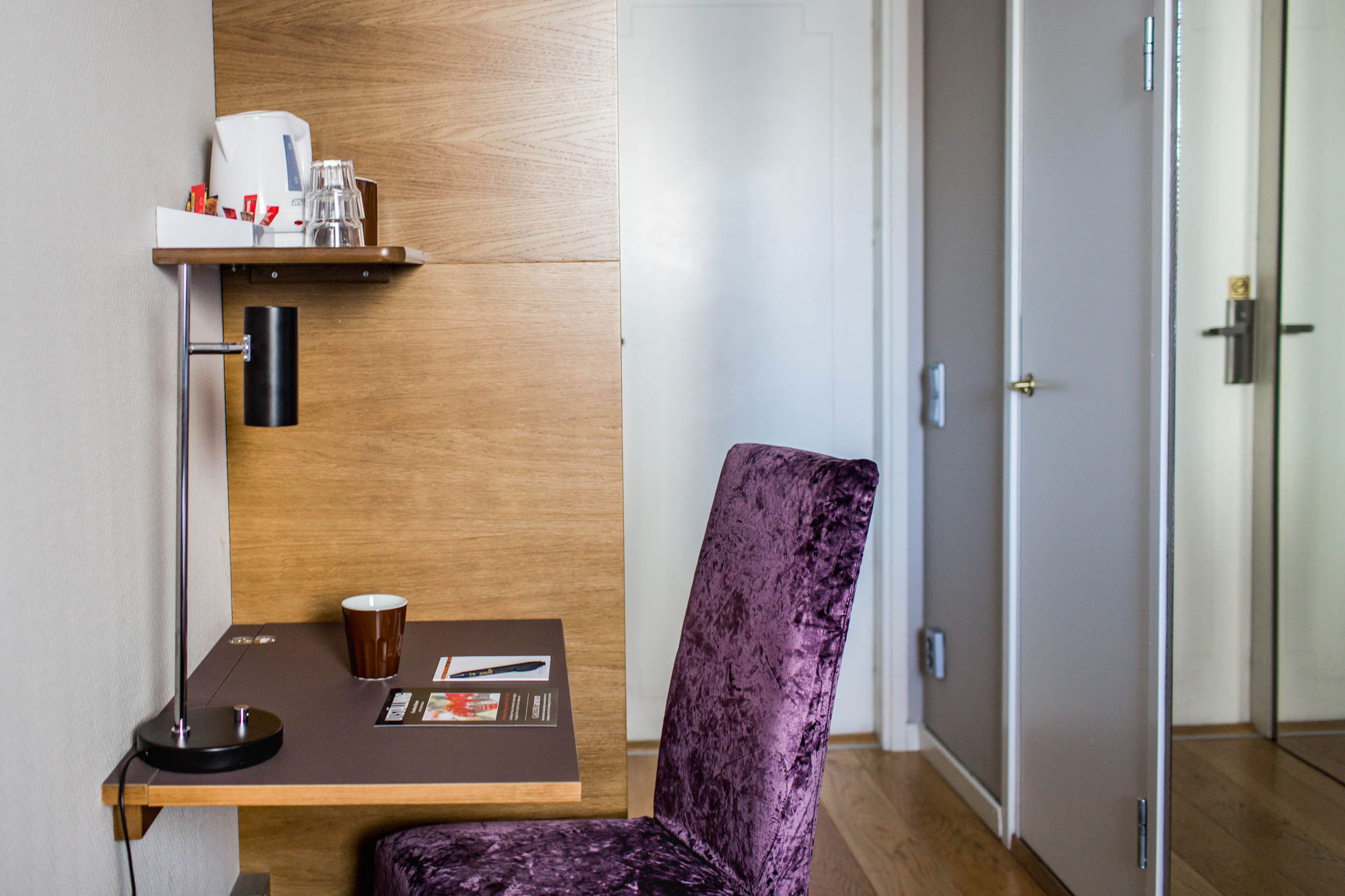 litet skrivbord i grandlit rum