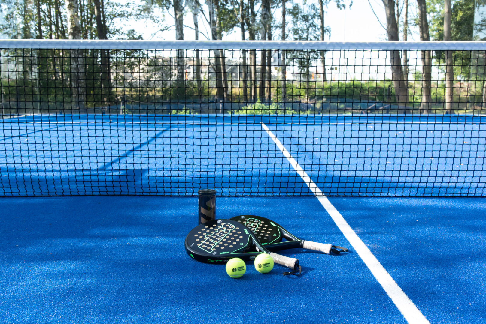 padelrack och bollar på padelplan