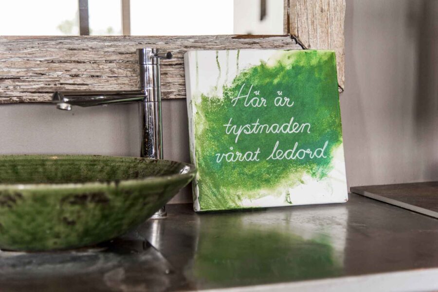 skylt med texten här är tystnaden vårat ledord