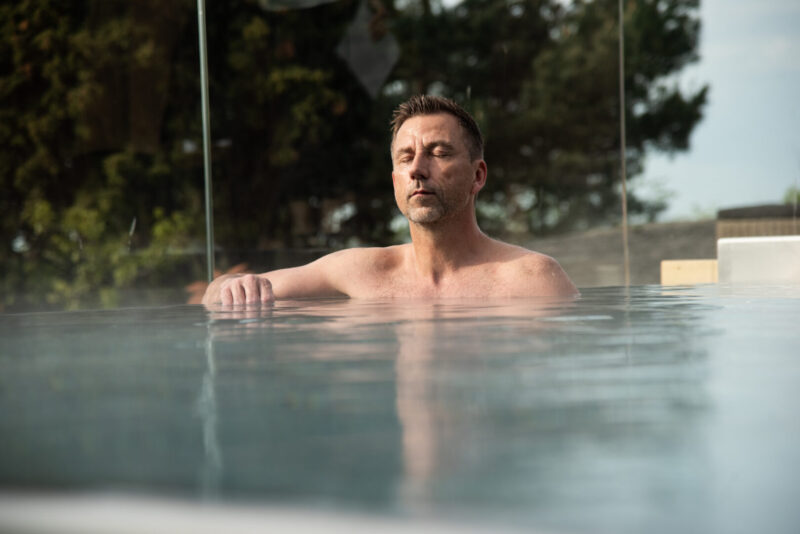 man i utepool