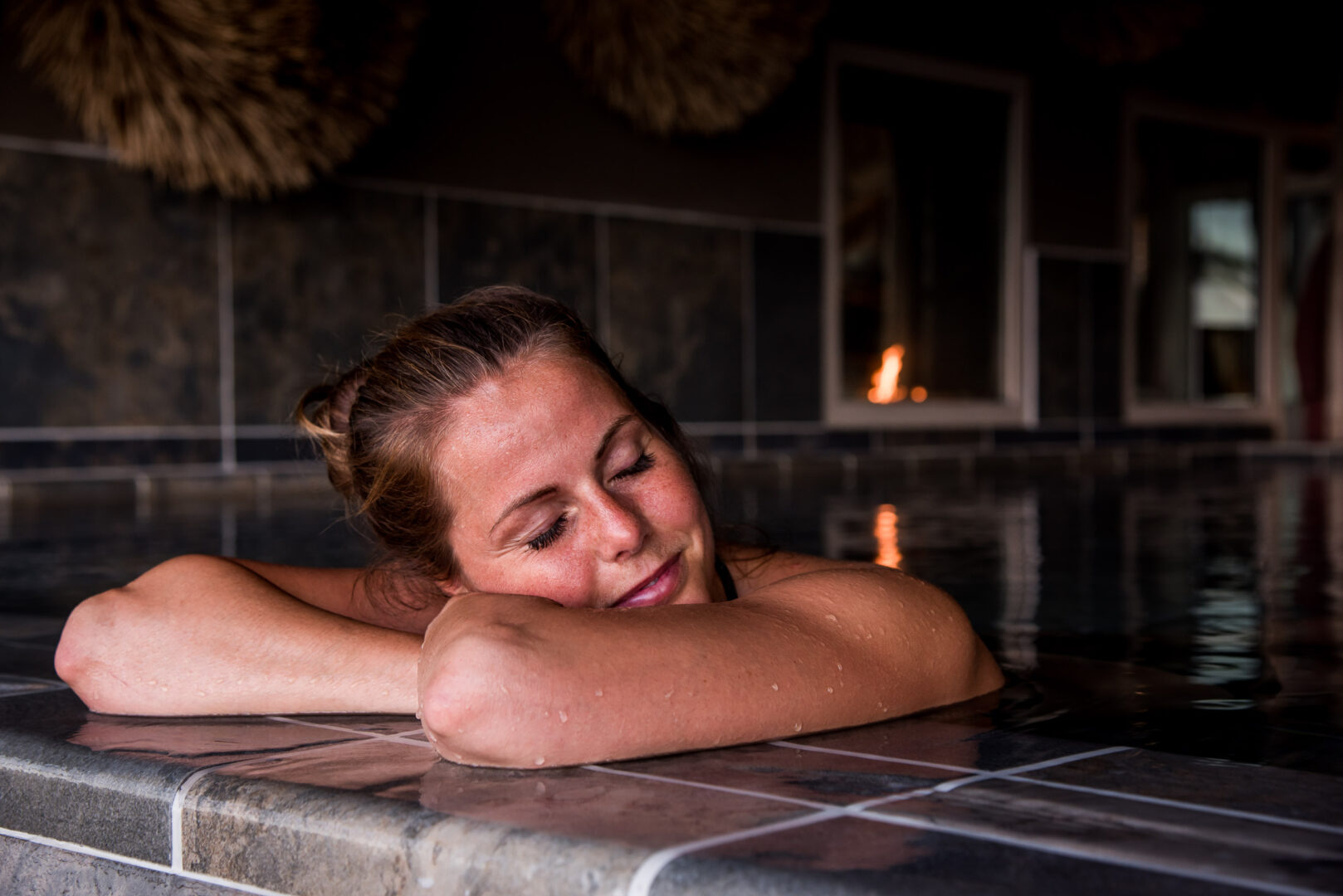 kvinna kopplar av vid poolkanten på Art Garden Spa