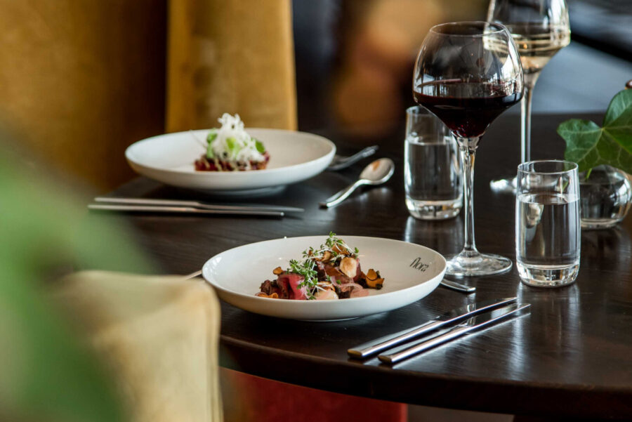 middag uppdukad på restaurang flora