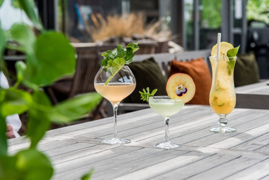 drinkar på terrassen