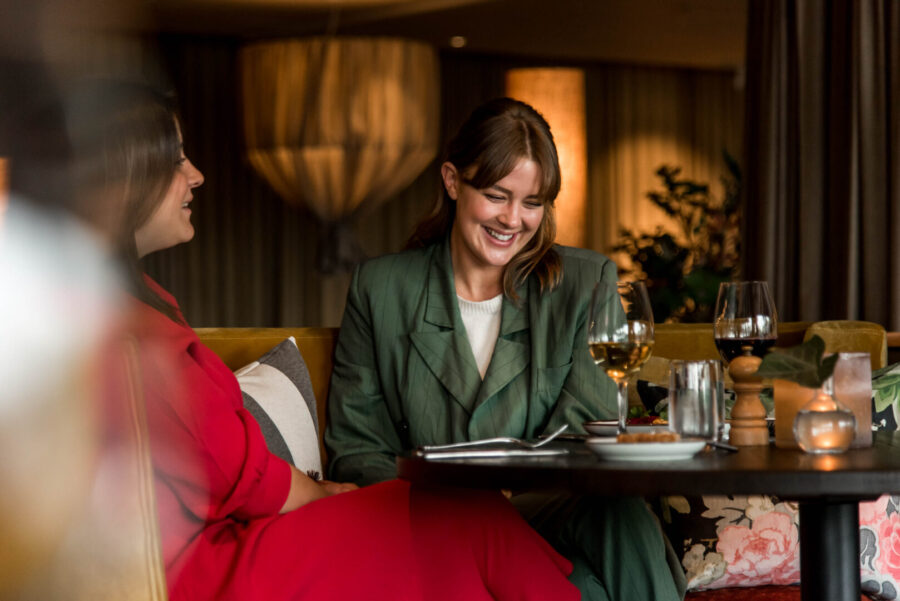 två kvinnor äter middag i restaurangen