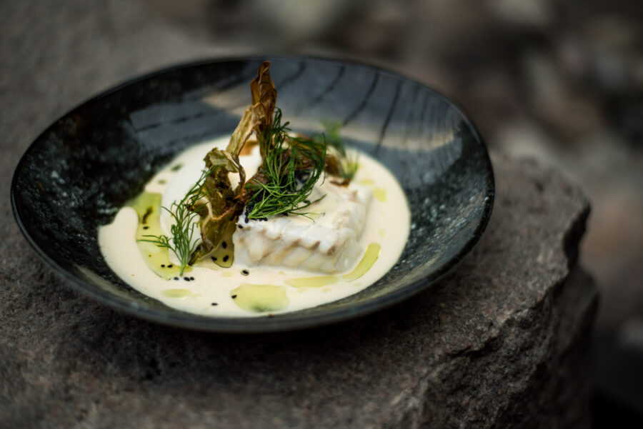 fiskrätt på restaurang flora