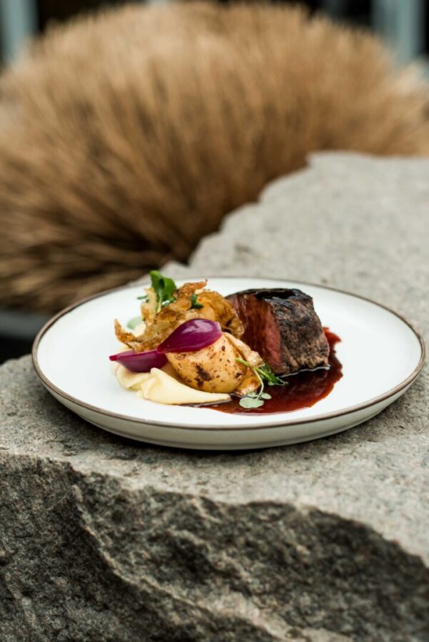 kötträtt på restaurang flora
