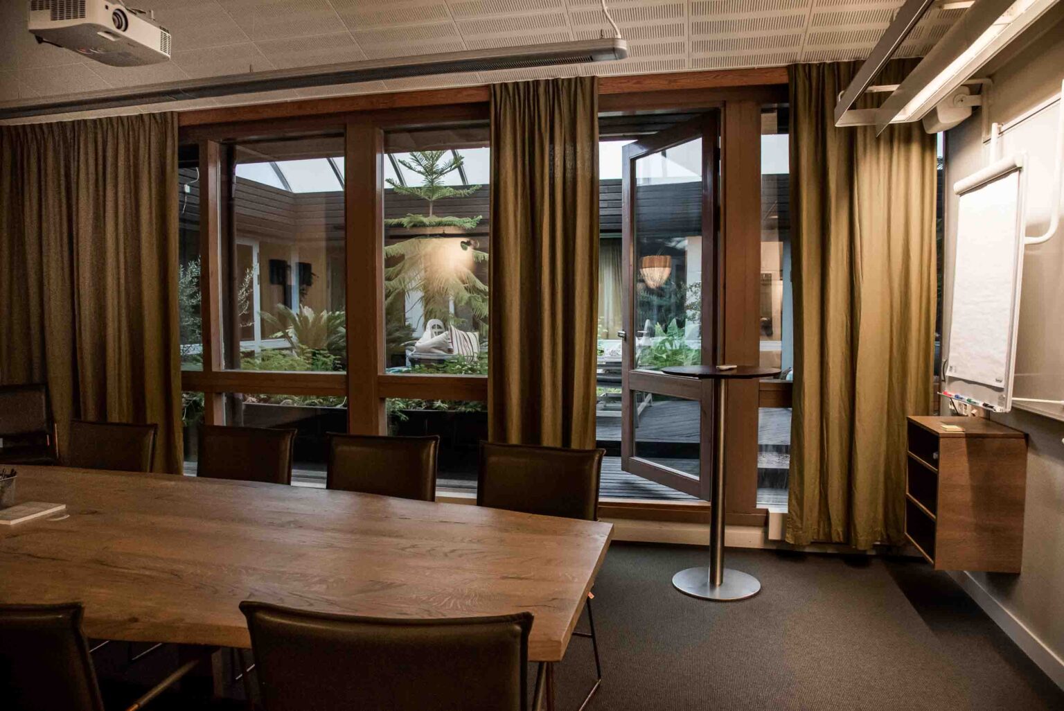 Fjorden med fönster mot atrium/orangeri