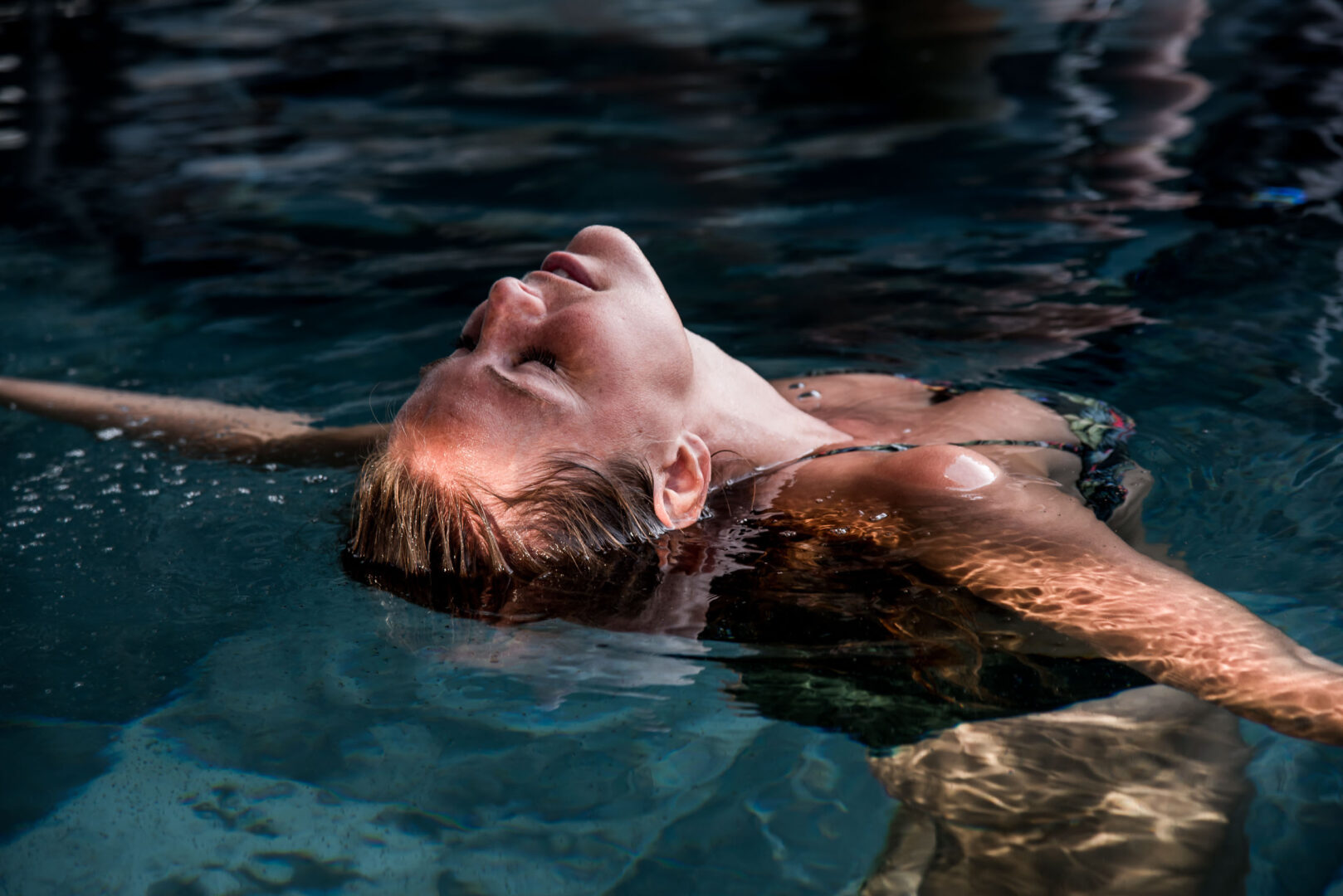 kvinna som njuter i en varm källa på Art Garden Spa