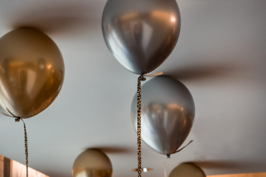 heliumballonger på hotellrum