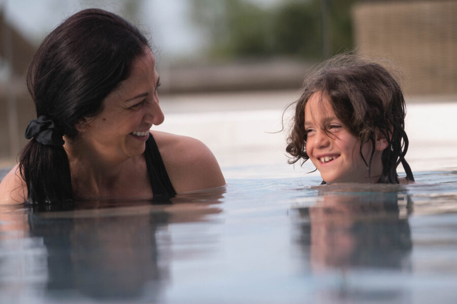 en familj i pool utomhus