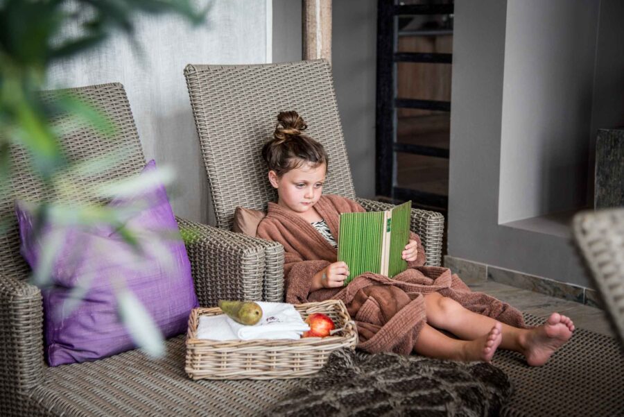 Barn som läser bok på Arken Hotel