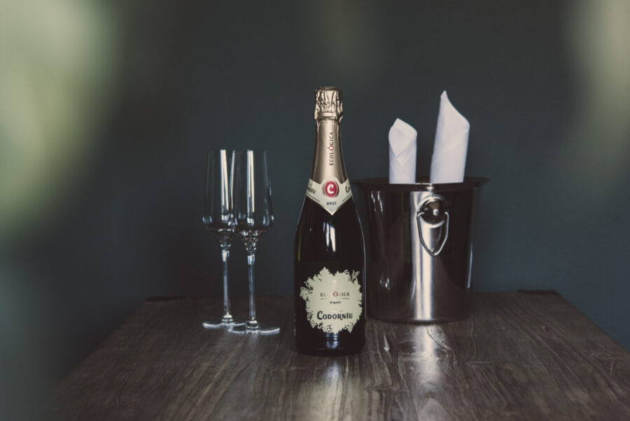en flaska cava med glas och ishink