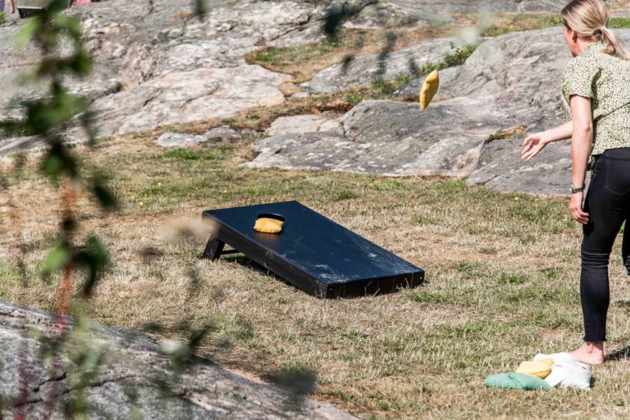Spela Cornhole på Arken Hotel & Art Garden Spa