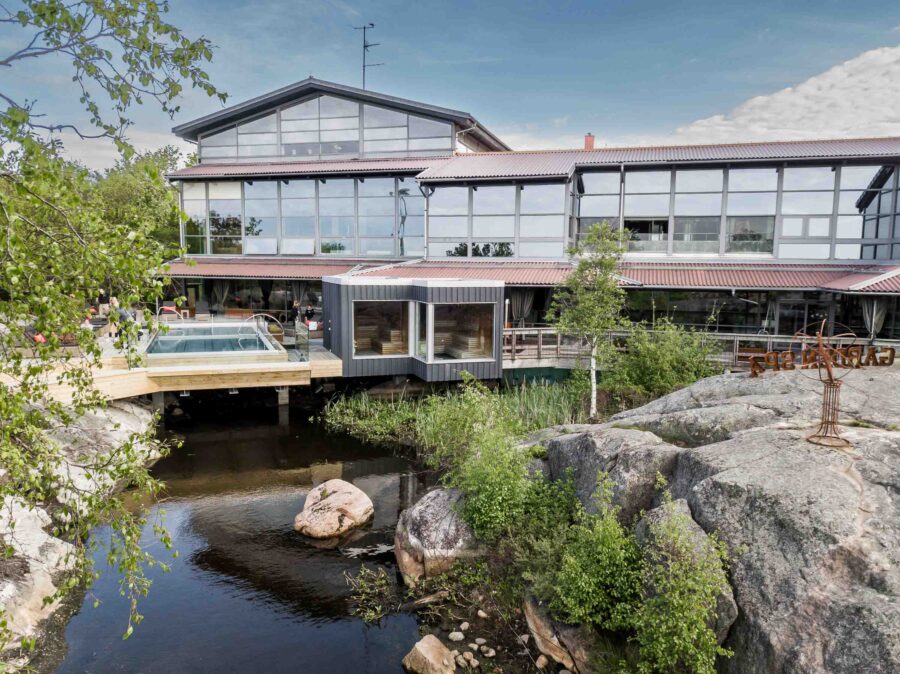 exteriör vy över utepool och bastu på art garden spa
