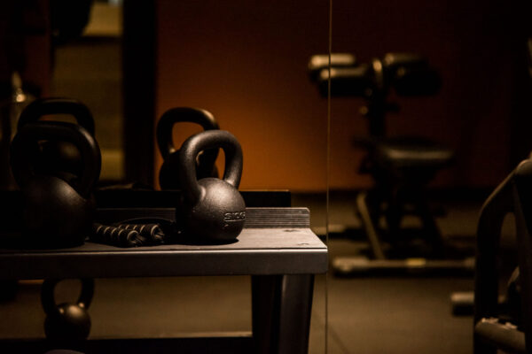 kettlebells och fria vikter på gym