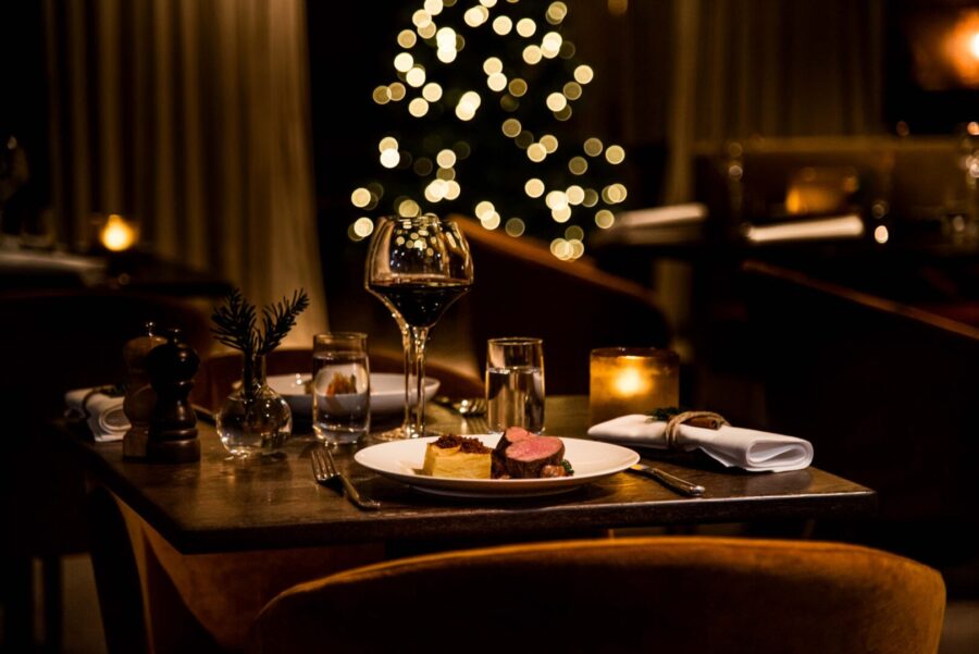 julsupé i julpyntad restaurang