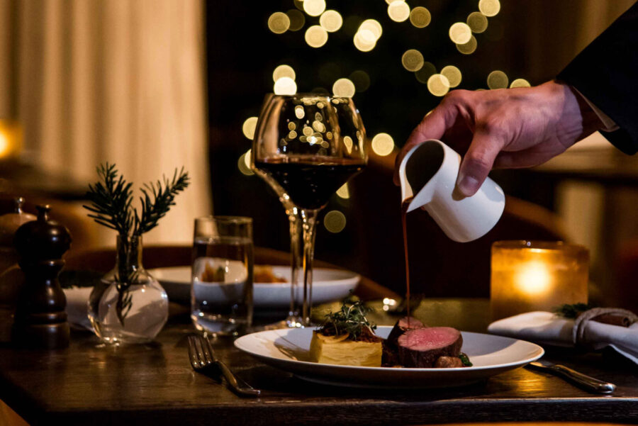 mat som serveras med sås
