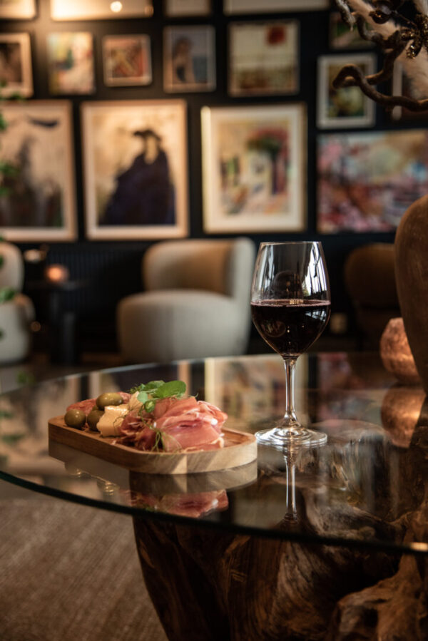chark och vin i konstbaren
