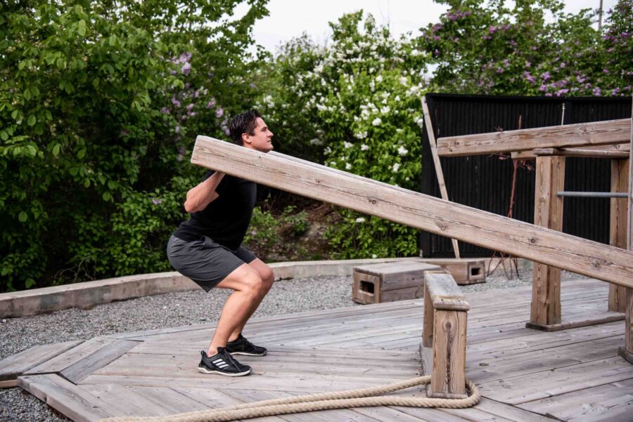 Knäböj i naturgymmet på Art Garden Spa