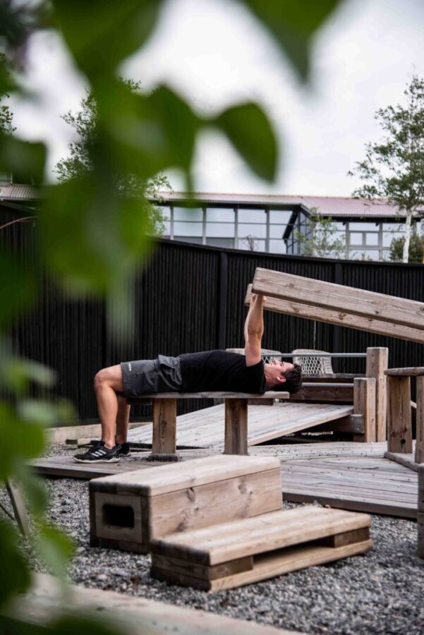 Bänkpress i naturgym på Art Garden Spa
