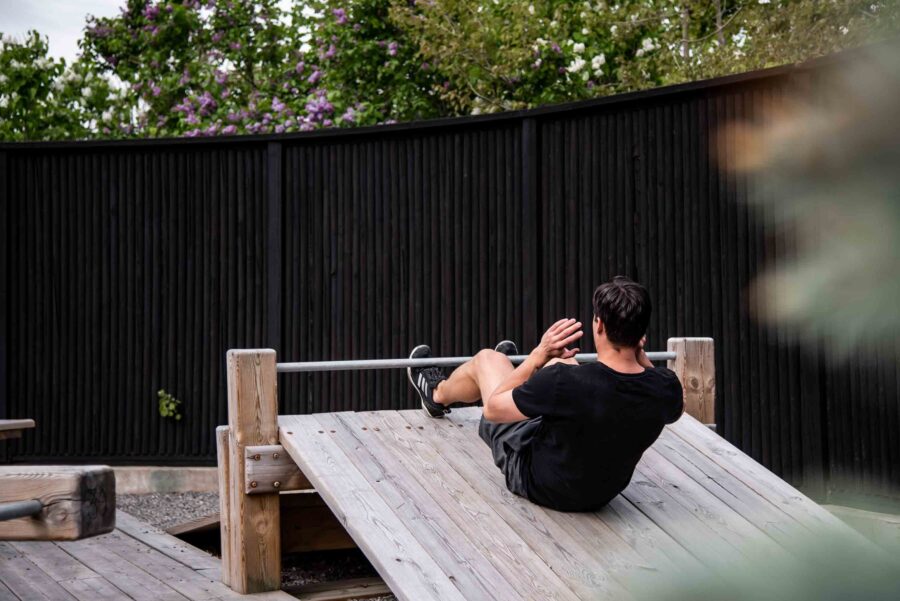 situps I natyrgym på Art Garden Spa