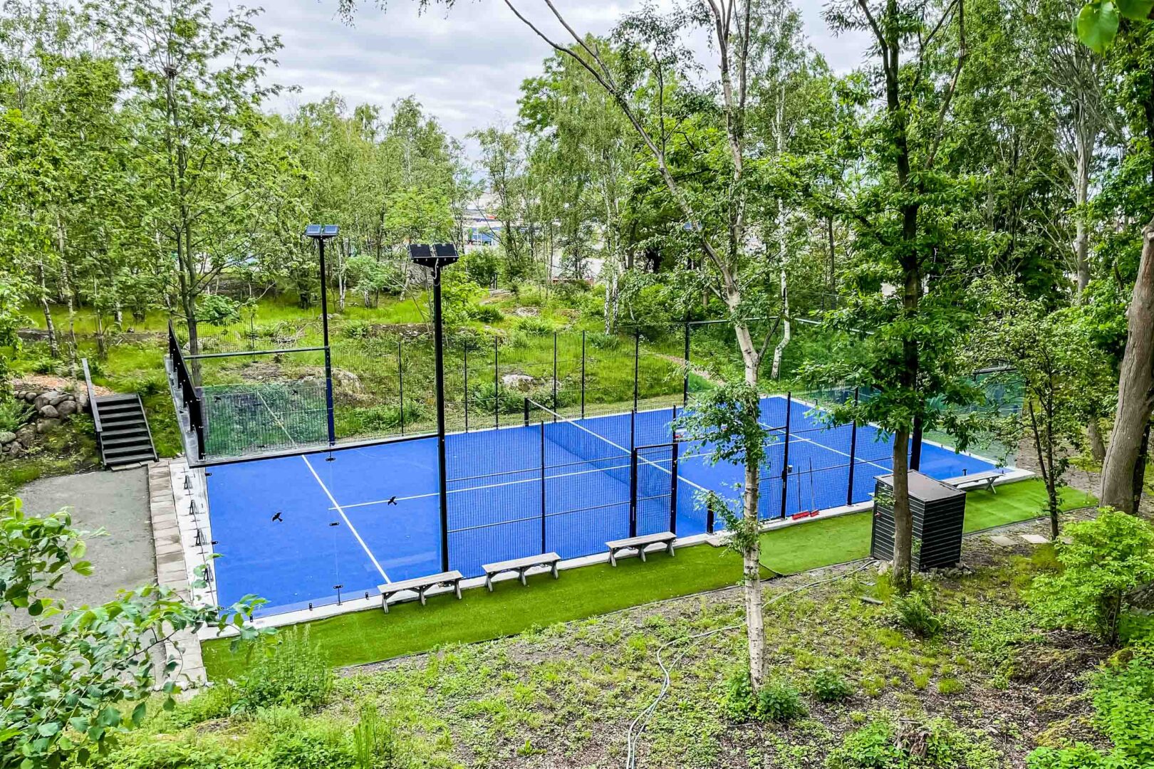 Spela padeltennis på padelbanan på Arken Hotel