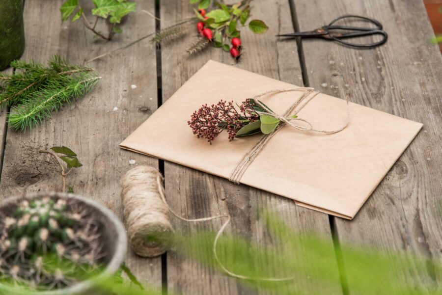 Valfri blomknopp som dekoration vid paketinslagning 