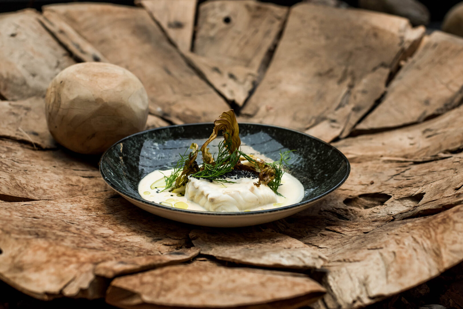 Tallrik med fiskrätt i Restaurang Flora på Arken Hotel