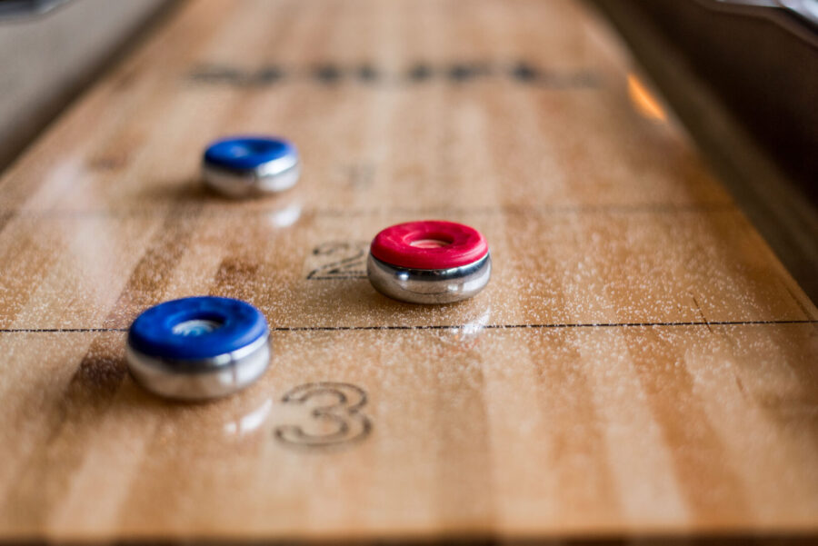 SÅ SPELAR DU SHUFFLEBOARD