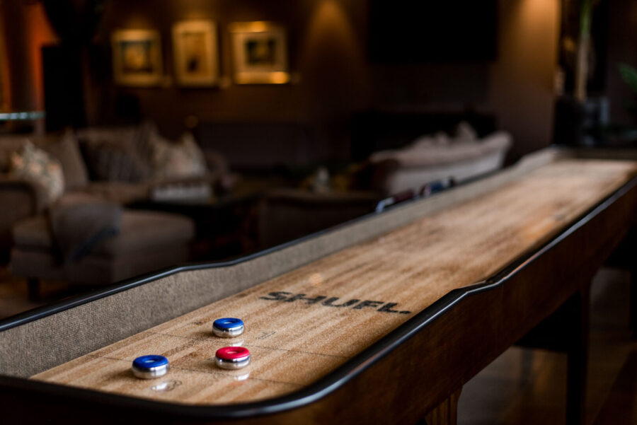 Spela Shuffleboard på Arken Hotel & Art Garden Spa