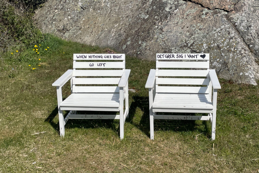 Stolar med text på Hönö