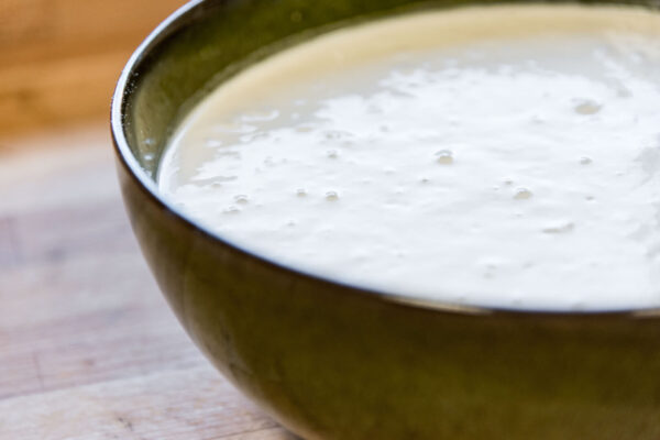 Surdegen står och bubblar i väntan på baket