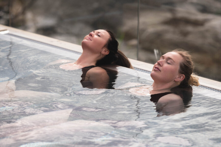 två kvinnor i utepoolen på art garden spa