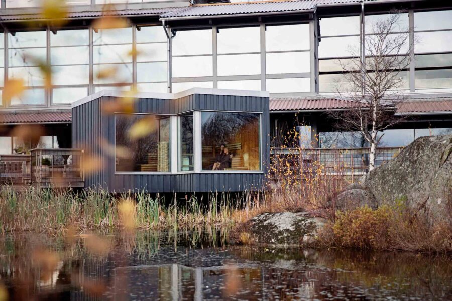 vy över bastun och dammen på art garden spa