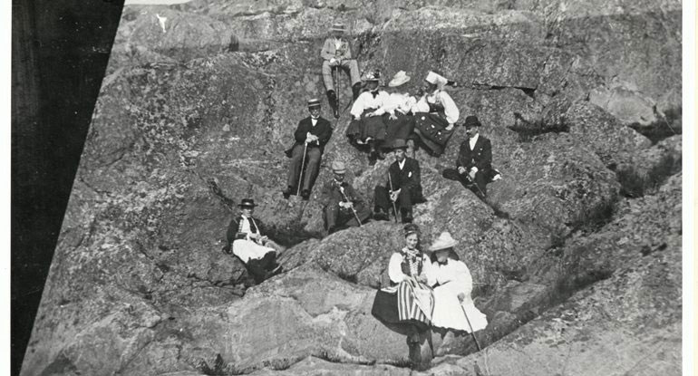 historisk bild på societetsfolk i arendal