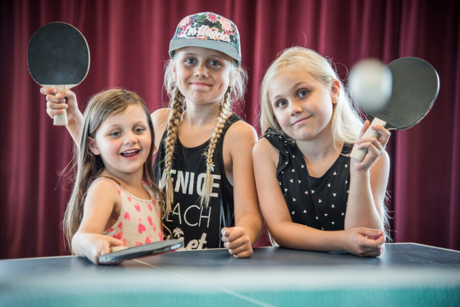 barn spelar pingis i lekrum