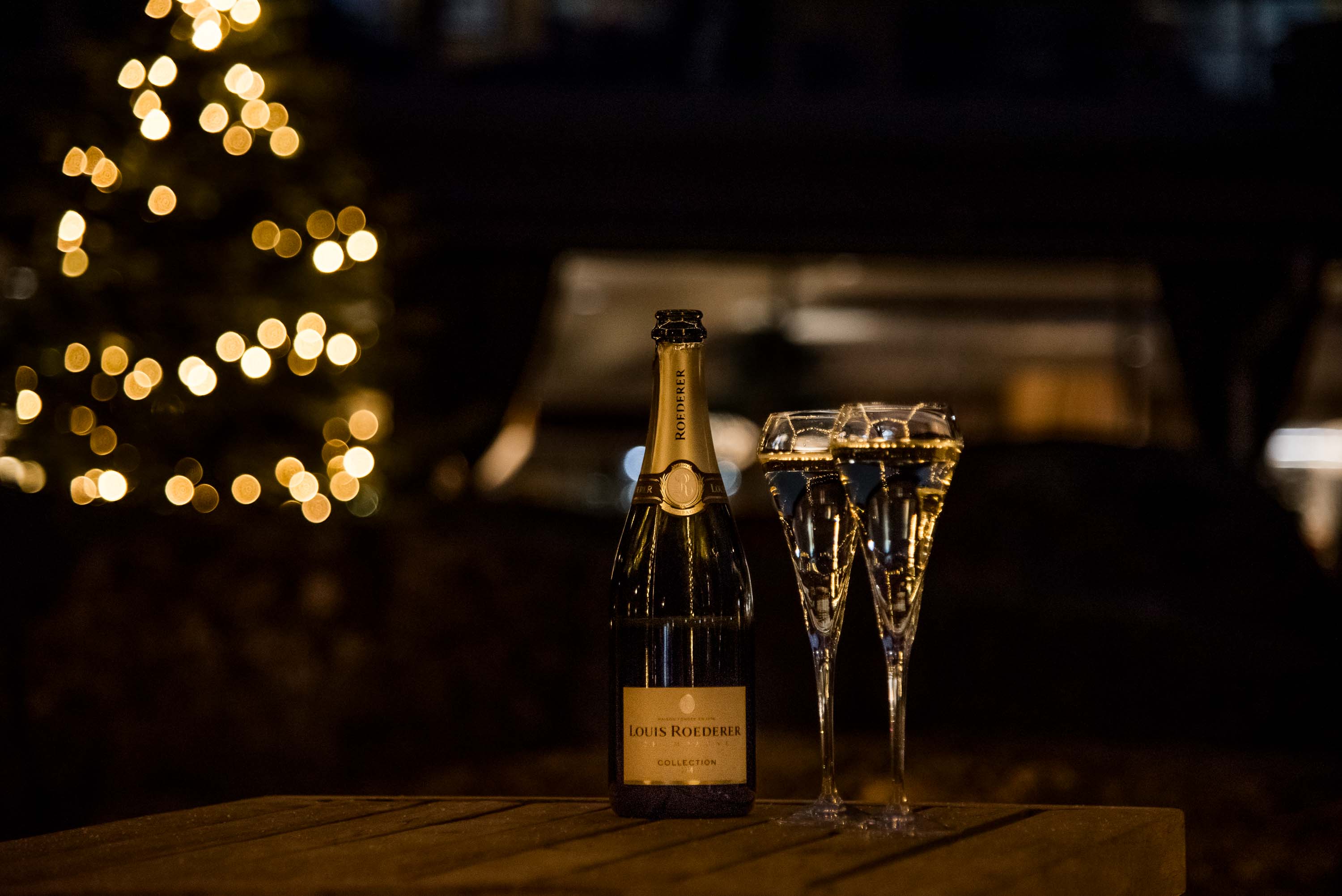 champagne och två champagneglas utomhus