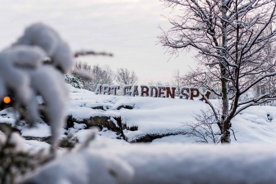 Bokstäver på snöiga klippor med Art Garden Spa